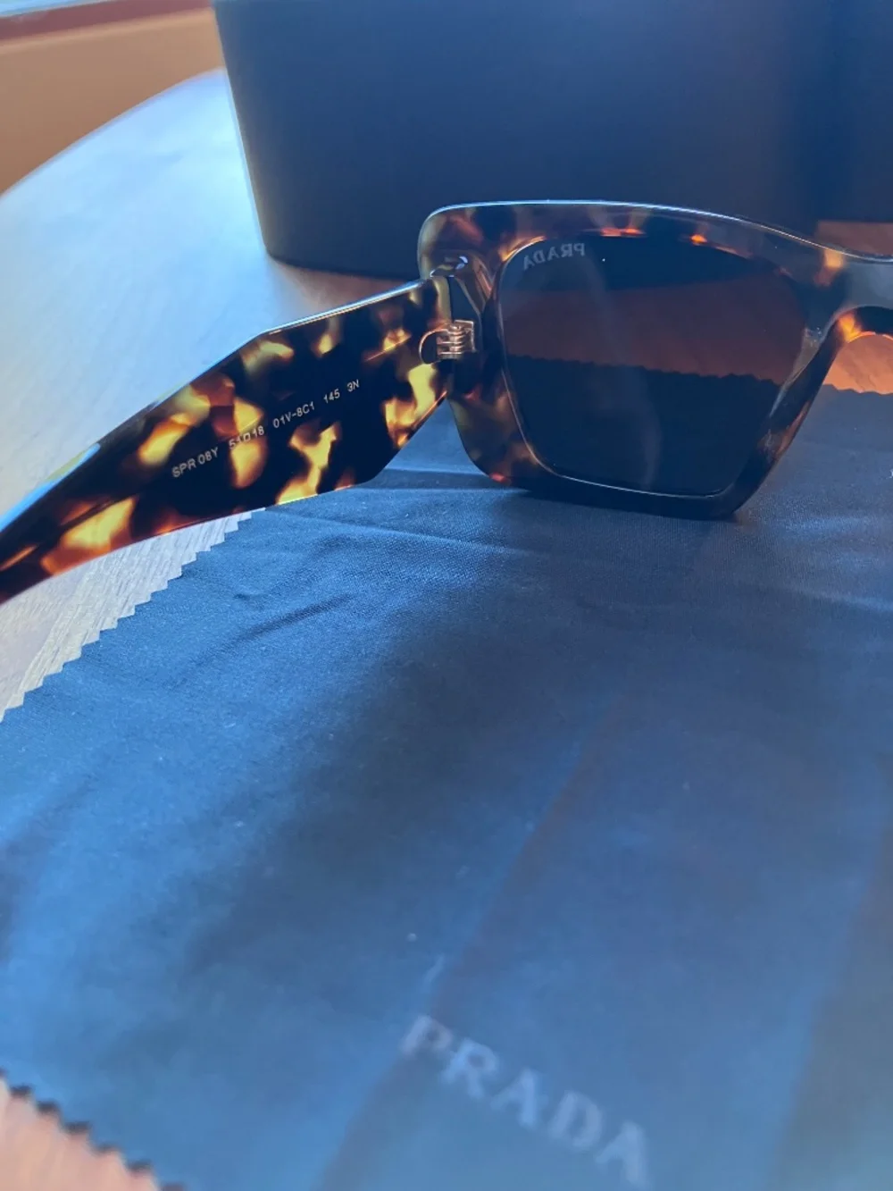 Prada sunglasses - Picture 4 of 8